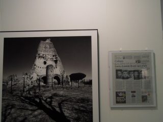 Un'immagine di Mimmo Jodice con l'articolo del Corriere della Sera autografato e con dedica: "E per mia fortuna esiste Spazio81!". Articolo relativo alla mostra che Spazio81 ha stampato per la sua mostra al Louvre "les yeux du louvre" 2011