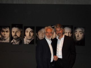 il maestro Mimmo Jodice posa con a Diego Locatelli, owner di Spazio81, il laboratorio di Fine art che ha stampato i capolavori di Jodice