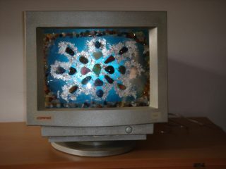 SCHERMO A CRISTALLI SOLIDI (on)
Materiali di recupero, foglia d'argento e pietre dure