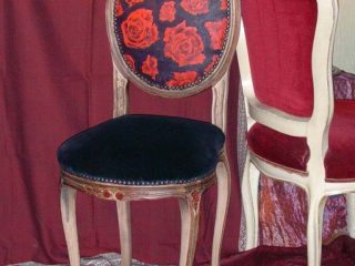 Poltroncina Luigi XV, anni '20. Ritappezzata con tessuto dipinto a mano e velluto nero.