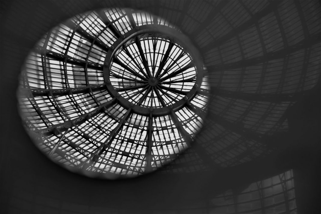 Inaugurazione + Maria Cristina d’Onofrio – Senza tempohttps://www.exibart.com/repository/media/formidable/11/015-serie-riflessi-particolare-galleria-umberto-I-1068x713.jpg