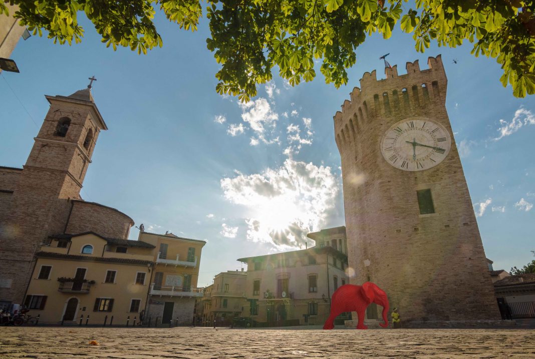 Cracking Art en Plein Airhttps://www.exibart.com/repository/media/formidable/11/01_crackingart_elefante-rosso-1068x718.jpg