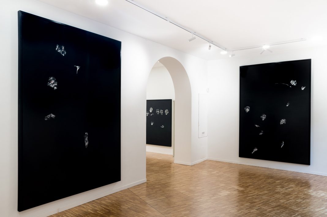 Lorenzo Puglisi – Kind of Blackhttps://www.exibart.com/repository/media/formidable/11/1-30-1068x709.jpg