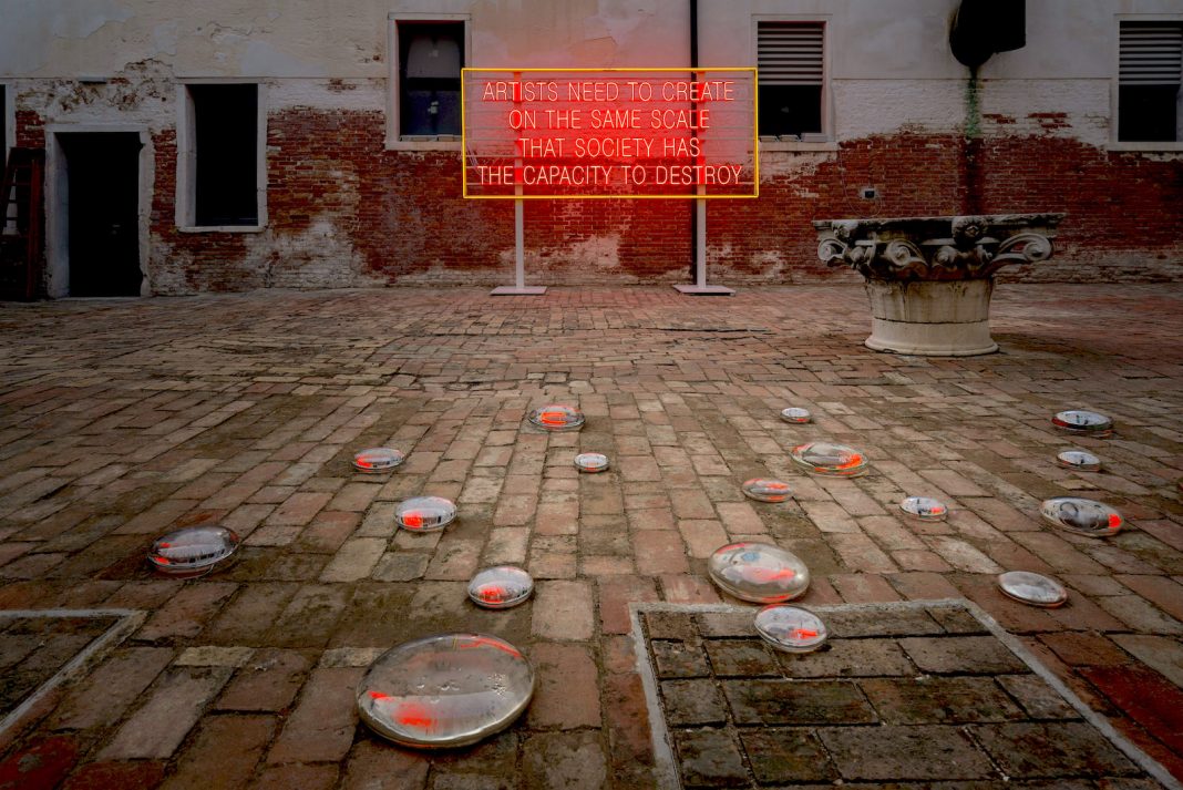 Ora pro nobis  e altre performancehttps://www.exibart.com/repository/media/formidable/11/10-_Bon_Lin-in-courtyard-Photo-c-Venice-Documentation-Project-copia-1-1068x713.jpg