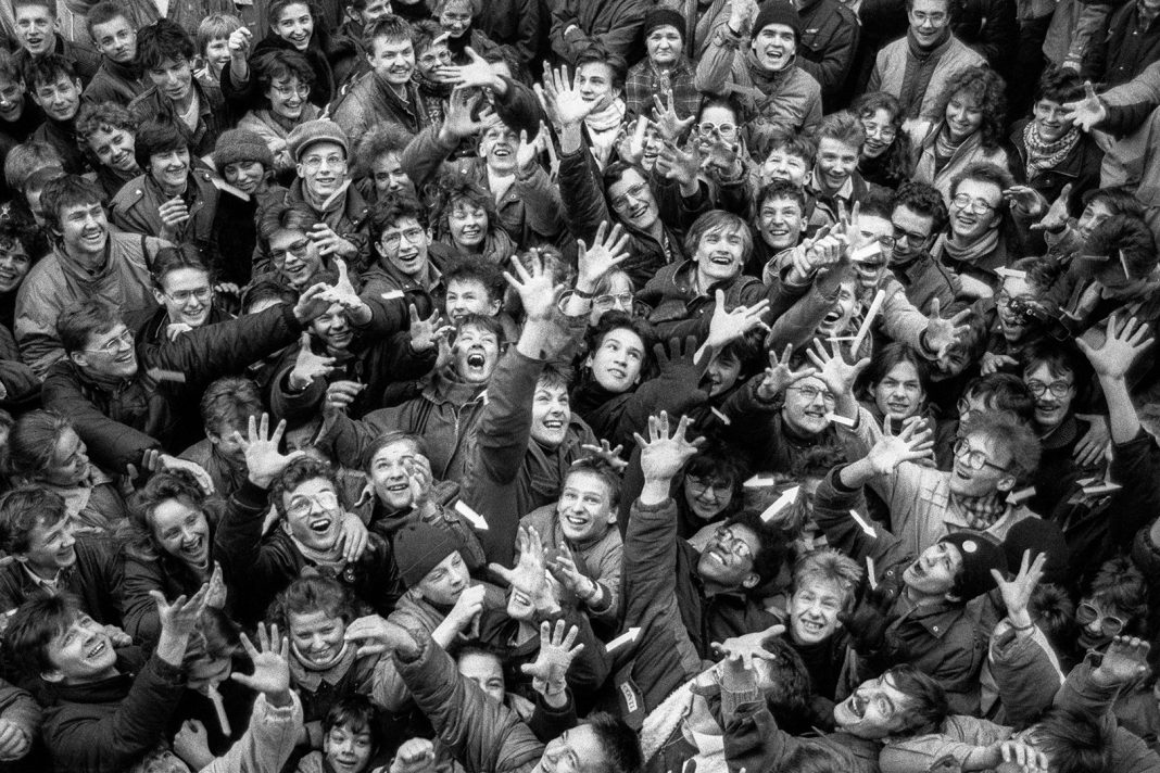 Krzysztof Miller – Anno 1989https://www.exibart.com/repository/media/formidable/11/1529074606366515272481024074KM_0013_0002-1068x712.jpg