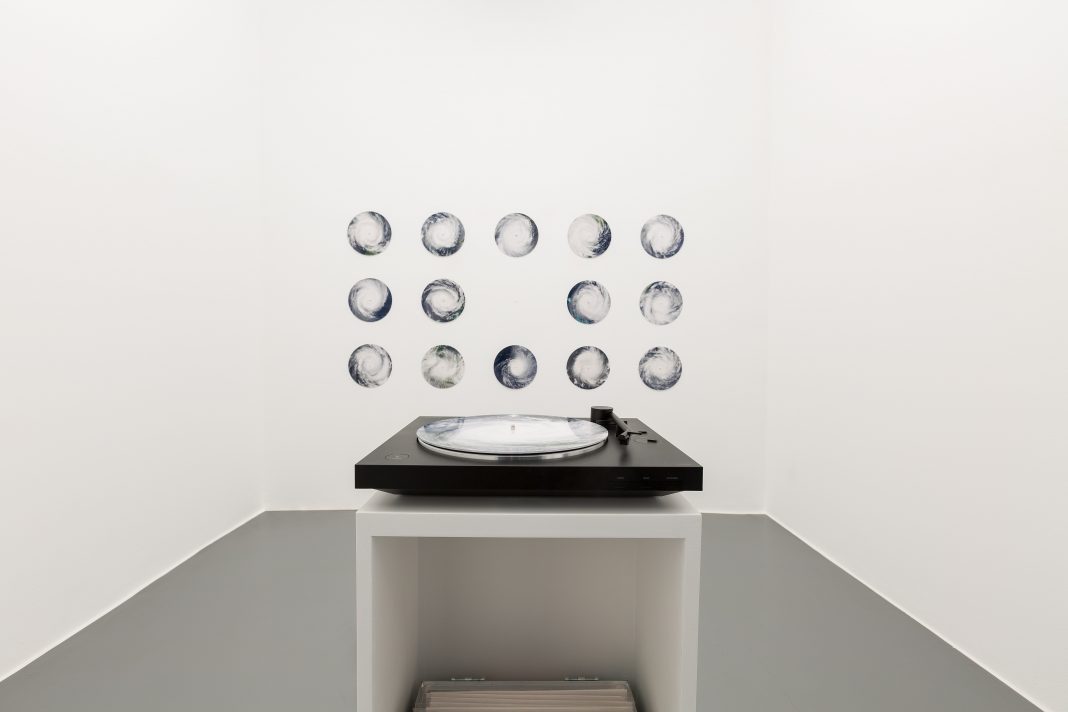 Mishka Henner – Your only chance to survive is to leave with ushttps://www.exibart.com/repository/media/formidable/11/43A1717_media-1068x712.jpg