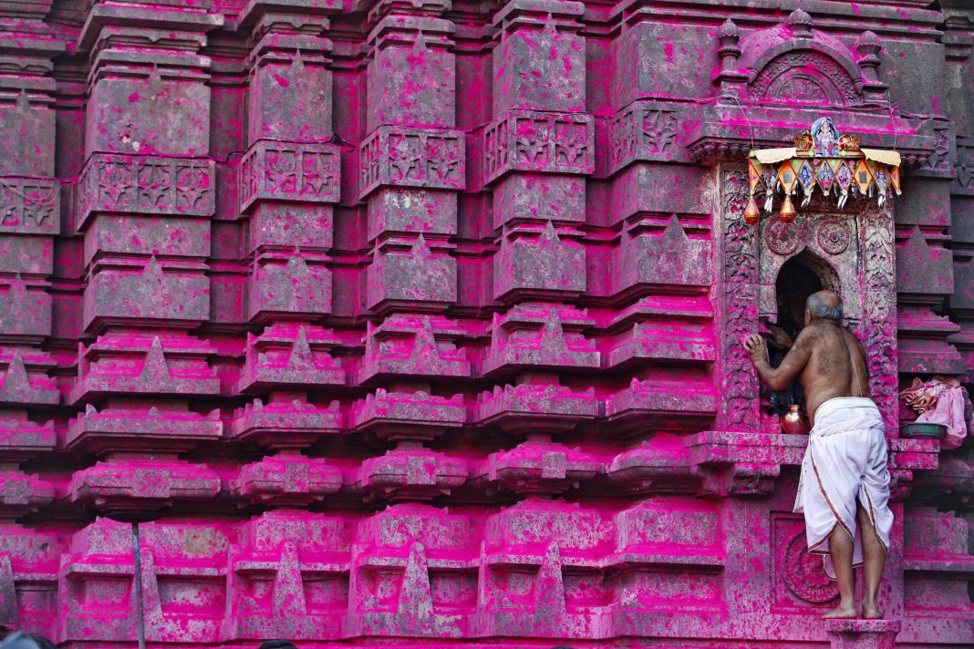 Ashish Gupta / Jatin Khandelwal – Il Maestro e l’Allievo: due fotografi indianihttps://www.exibart.com/repository/media/formidable/11/Ashish-Gupta_Jyotiba-Temple-devotees-visit-to-participate-in-the-annual-temple-festival_Kolhapur_cm-46x68_03-03-2013-1068x712.jpg
