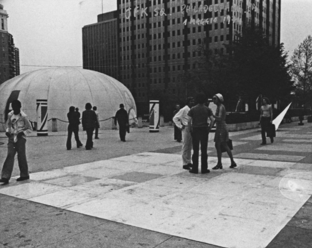 Baldo Diodato – Walking On Canvashttps://www.exibart.com/repository/media/formidable/11/Baldo-Diodato-Primo-Maggio-JFK-Square-1974-1068x850.jpg