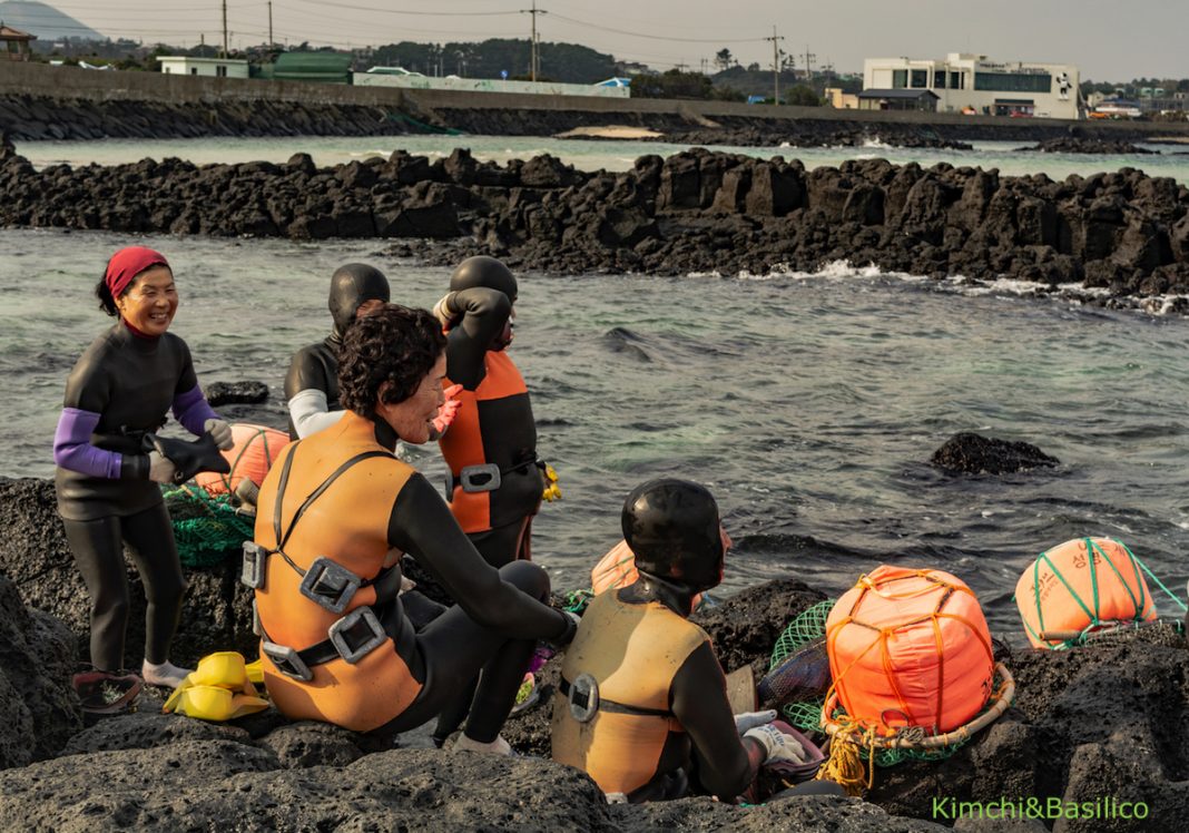 Vincenzo Acampora Carratura – Haenyeo: Pescatrici, Madri, Mogli dell’isola di Jejuhttps://www.exibart.com/repository/media/formidable/11/DSC_2218-low-1068x748.jpg