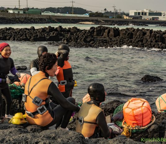 Vincenzo Acampora Carratura  – Haenyeo: Pescatrici, Madri, Mogli dell’isola di Jeju