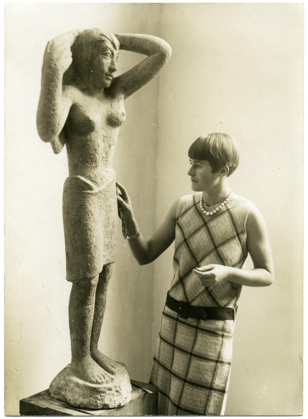Jenny Wiegmann Mucchi – GENNI: Una scultrice di respiro europeo nella Milano del ‘900https://www.exibart.com/repository/media/formidable/11/Genni-con-la-scultura-Ragazza-con-un-panno-o-Bagnante-1929-LEGGERA-1068x1452.jpeg