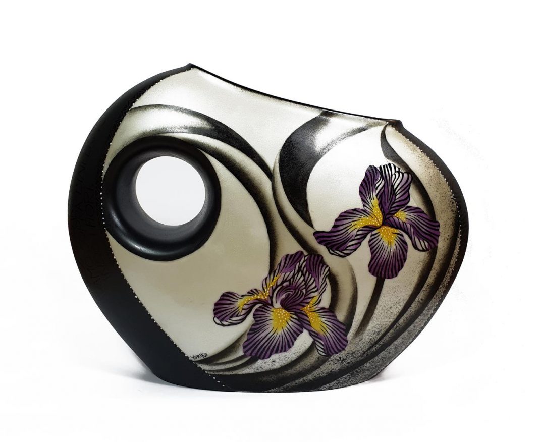 Yuriko Damiani – L’istante in un Segnohttps://www.exibart.com/repository/media/formidable/11/Haiku_Vaso-Iris_Fronte-1068x876.jpg