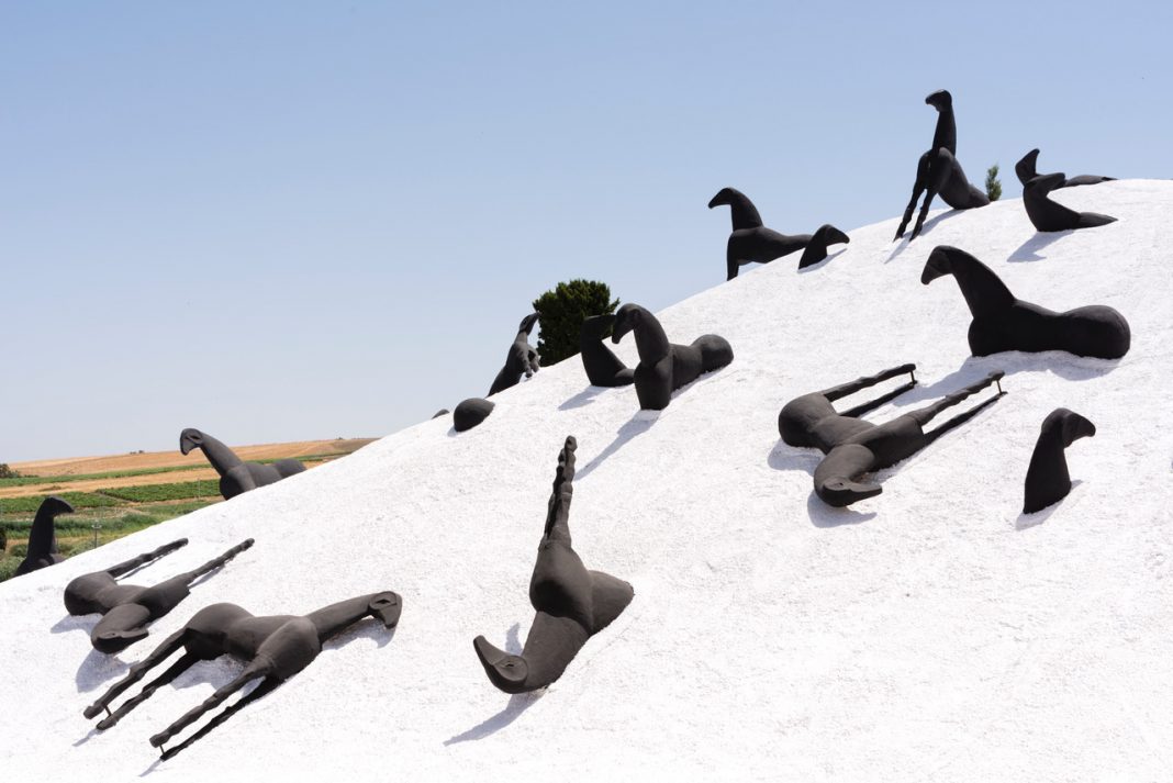 Museo a cielo apertohttps://www.exibart.com/repository/media/formidable/11/La-Montagna-di-Sale_Foto-Lusa-Savettiere-1-1068x713.jpeg