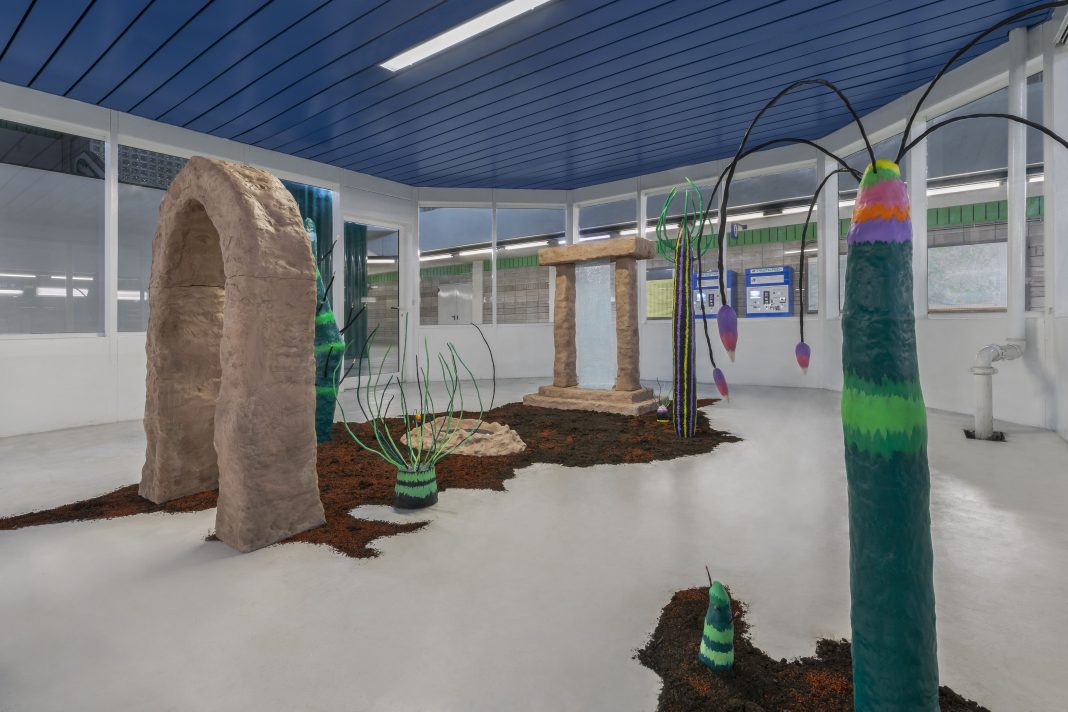 Giovanni Chiamenti – La cerimonia dei misteri. Sonorizzazione audio dell’installazionehttps://www.exibart.com/repository/media/formidable/11/La-cerimonia-dei-misteri_2-min-1068x712.jpg