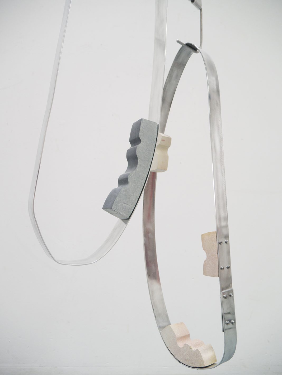 Mar Hernandez / Lisa Sebestikova – Strutture di Contenimentohttps://www.exibart.com/repository/media/formidable/11/Lisa-Sebestikova-Dangling-on-c-1068x1422.jpg