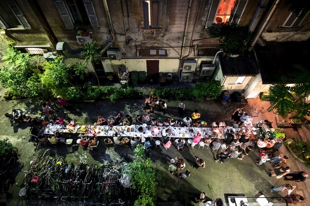 Con l’arte si mangia #2:  Mahmoud Saleh Mohammadi – H2Ohttps://www.exibart.com/repository/media/formidable/11/MahmoudSalehMohammadiLUltimaCena2017PerformanceCortilediVialeBligny42Milanoph.LuigiCeccon-1068x712.jpg