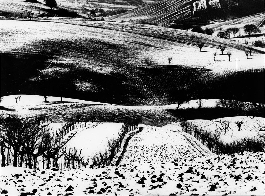Mario Giacomellihttps://www.exibart.com/repository/media/formidable/11/Mario-Giacomelli-1068x791.jpg