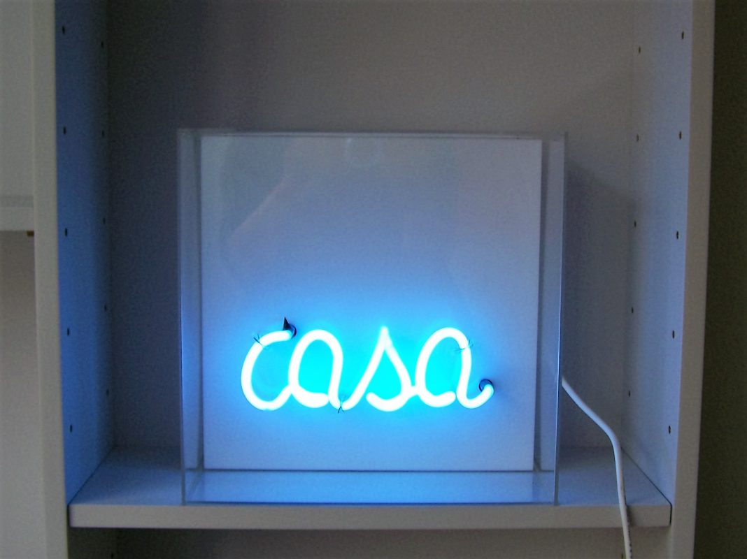 Manuela Bedeschi / Tiziano Bellomi – Parole e Numerihttps://www.exibart.com/repository/media/formidable/11/Piccola-Casa-Azzurra-2015-cm-30x30x15-neon-e-plexi-1068x800.jpg