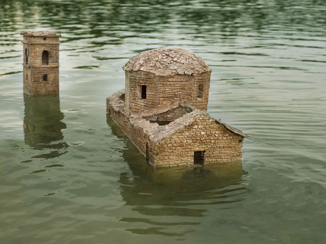 Silvia Camporesi – Forzare il paesaggiohttps://www.exibart.com/repository/media/formidable/11/SilviaCamporesi_IlPaeseCheEmerge2_2020_InkjetPrintOnFineArtPaper_OnDibond_WithNielsenNatura34FrameAndGlass_Cm40x65-1-1068x801.jpg