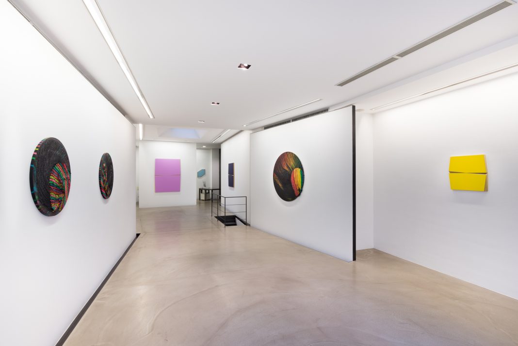 Alexis Harding / Sean Shanahan / Daniel Sturgis – Skin Deephttps://www.exibart.com/repository/media/formidable/11/Skin-deep-ALEXIS-HARDING-SEAN-SHANAHAN-DANIEL-STURGIS-Antonella-Cattani-contemporary-art-DSC_3025-1-1068x713.jpg