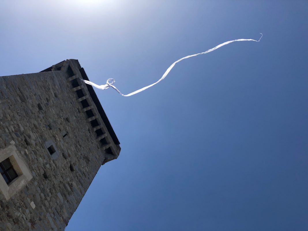 Stefano Cagol – La forma del ventohttps://www.exibart.com/repository/media/formidable/11/Stefano-Cagol-“La-Forma-del-Vento”-2019-installazione-streamer-flag-1-1068x801.jpg