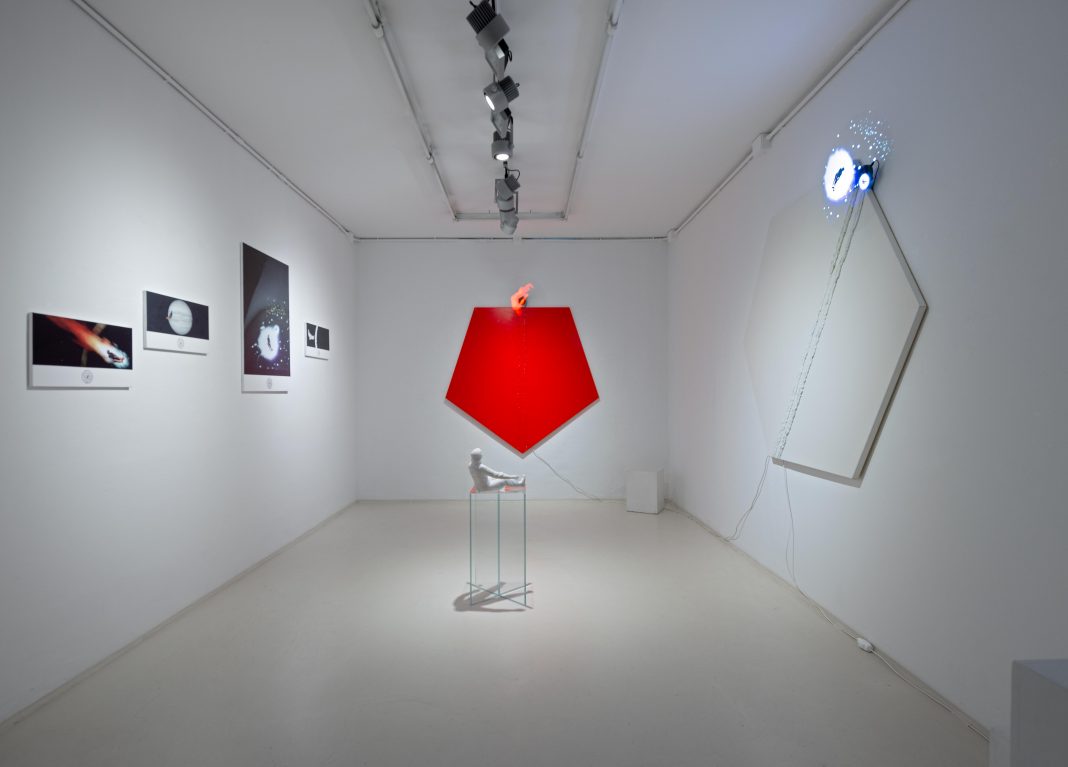 Vito Bucciarelli – Lo psiconauta e il Cyberspacehttps://www.exibart.com/repository/media/formidable/11/img/02b/Vito-Bucciarelli-t-h-Galleria-Antonio-Battaglia-2024-foto-Studio-Vandrasch-1068x767.jpg