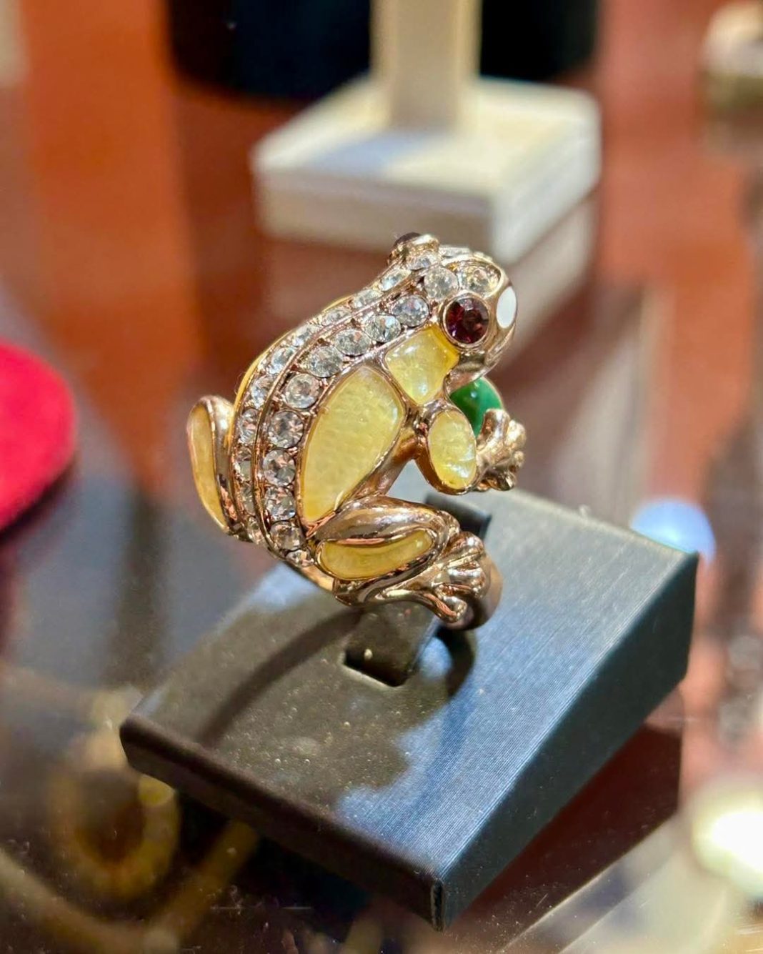 Giuseppe De Salvo – Estrò Retrò, esposizione di arte orafa 1900 – 1960https://www.exibart.com/repository/media/formidable/11/img/04a/Anello-Estrò-Restrò-1068x1335.jpg
