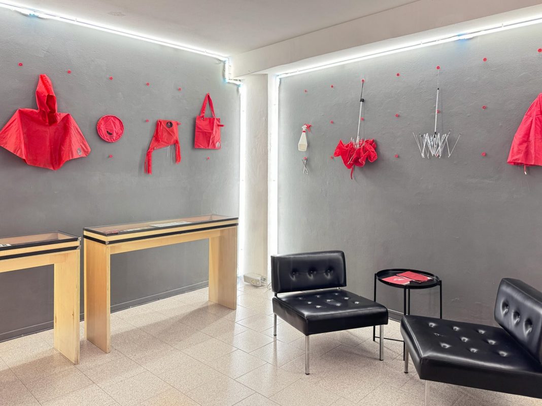 Ombrelle Rosse. Storie portate dal ventohttps://www.exibart.com/repository/media/formidable/11/img/061/IMG_8474-1-2048x1536-1068x801.jpg