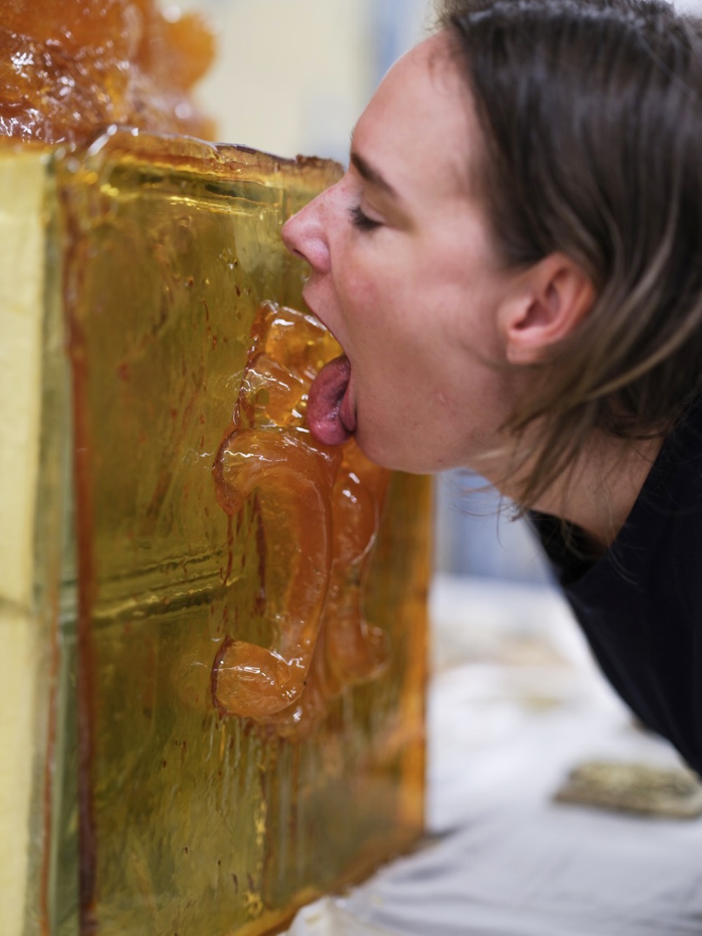 Andrea Ferrero – Nunca supe si estaba sognandohttps://www.exibart.com/repository/media/formidable/11/img/06c/8_Monster-look-to-me-detail-2023-Burnt-sugar.jpeg