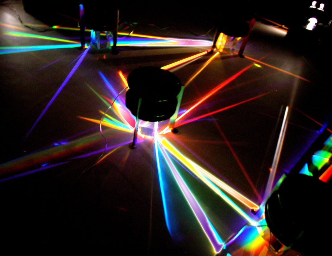 Alberto Biasi e altre visioni delle superfici Hsiao – Rotta Loria – Tornquisthttps://www.exibart.com/repository/media/formidable/11/img/0cb/BIASI-Light-Prisms-1967-legno-prismi-ottici-lampada-elettromotore-cm-68x50x38-copia-1068x823.jpg