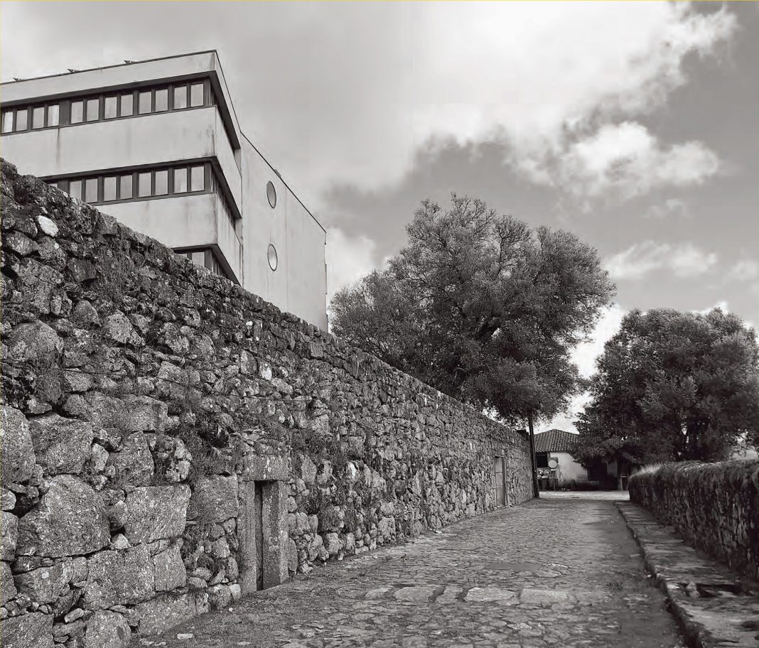 TÁVORA. Architetture, Paesaggi, Genealogiehttps://www.exibart.com/repository/media/formidable/11/img/0ed/Mostra-TÁVORA_Villa-del-Bene_invito-1068x912.jpg