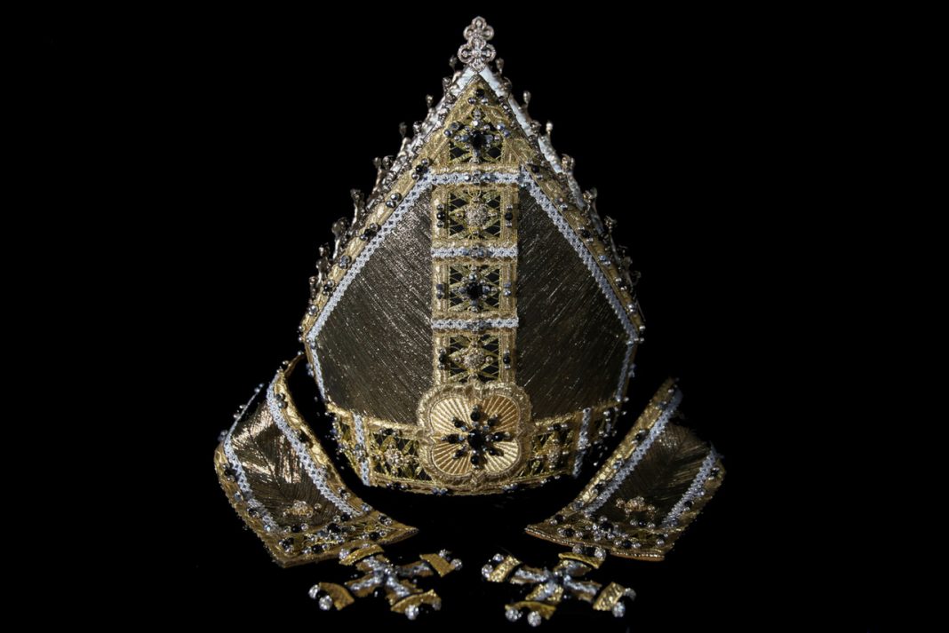 FILIPPO SORCINELLI – Art in Respect. Mostra Dialogantehttps://www.exibart.com/repository/media/formidable/11/img/0f9/02_Casula-d-oro-con-Mitra-1068x713.jpeg