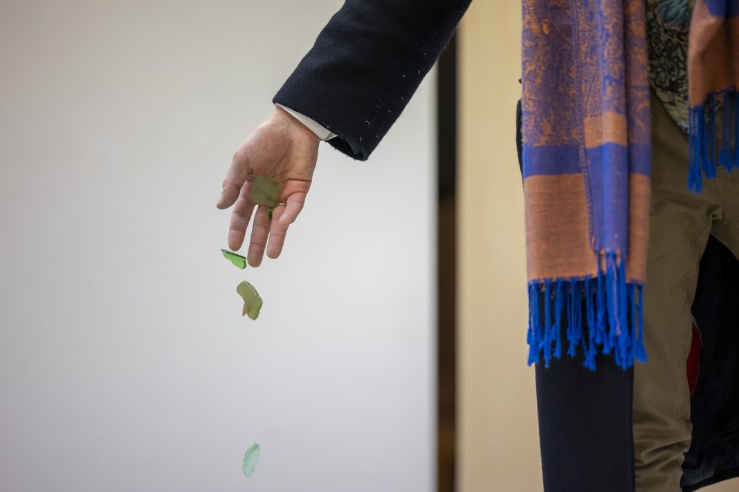 Non tutto ciò che è ferito vuole sparirehttps://www.exibart.com/repository/media/formidable/11/img/134/Copia-low-1068x712.jpg