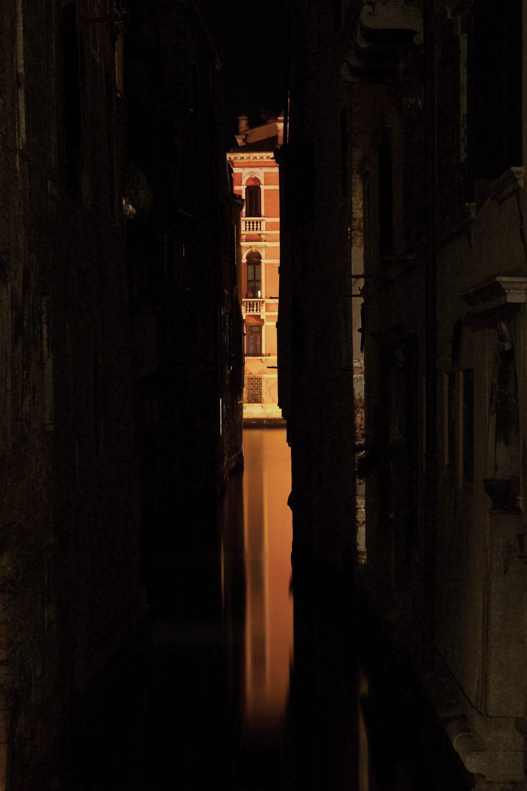 Fulvio Orsenigo – Venezia Verticalehttps://www.exibart.com/repository/media/formidable/11/img/136/Venise-Verticale-1068x1602.jpg