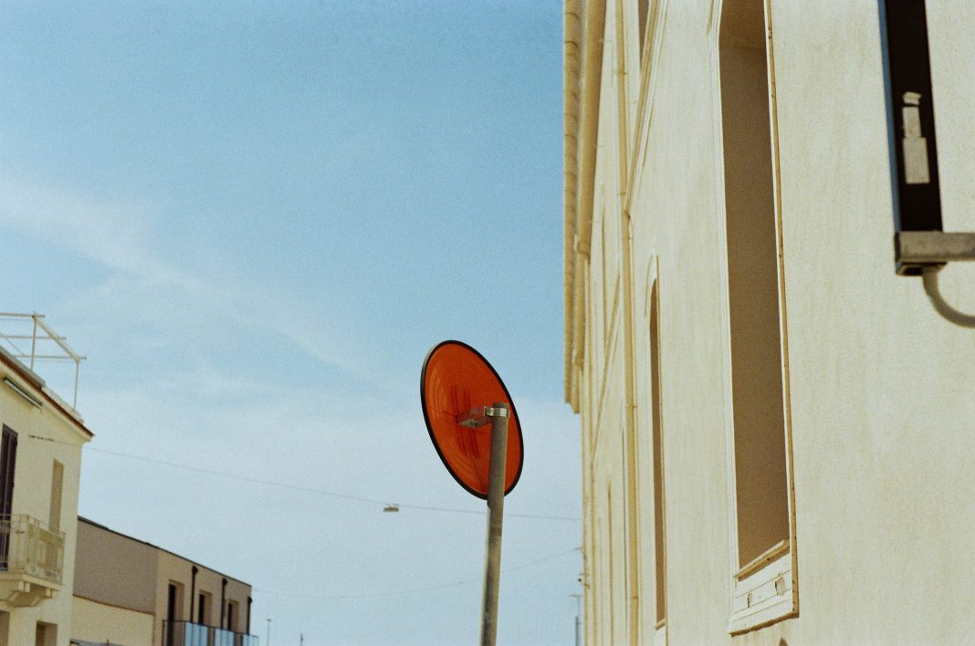 Eco delle piccole distanzehttps://www.exibart.com/repository/media/formidable/11/img/15b/CarolinaNegroni_ST_Aprile_-1068x708.jpg