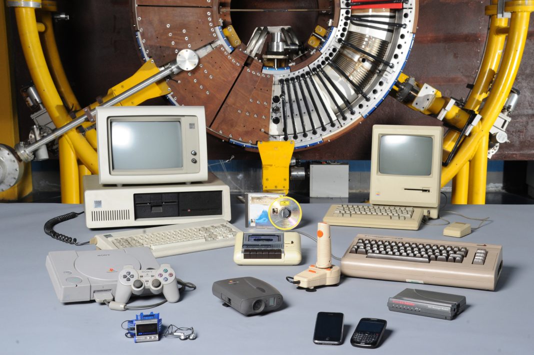 The Game. Elettricità e rivoluzione digitalehttps://www.exibart.com/repository/media/formidable/11/img/17c/The-Game_selezione-di-oggetti-in-mostra-e-ETA-BETA-II_©Mimmo-Capurso-per-MTE-Università-degli-Studi-di-Pavia-3-1068x711.jpg