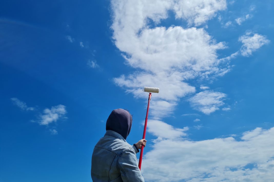 Alex Urso – Painting Cloudshttps://www.exibart.com/repository/media/formidable/11/img/18c/Alex-Urso-Dipingere-le-nuvole-Painting-Clouds-10-x-15-cm-each-2021-2022-series-of-365-photographs-courtesy-of-the-artist-1068x712.jpg