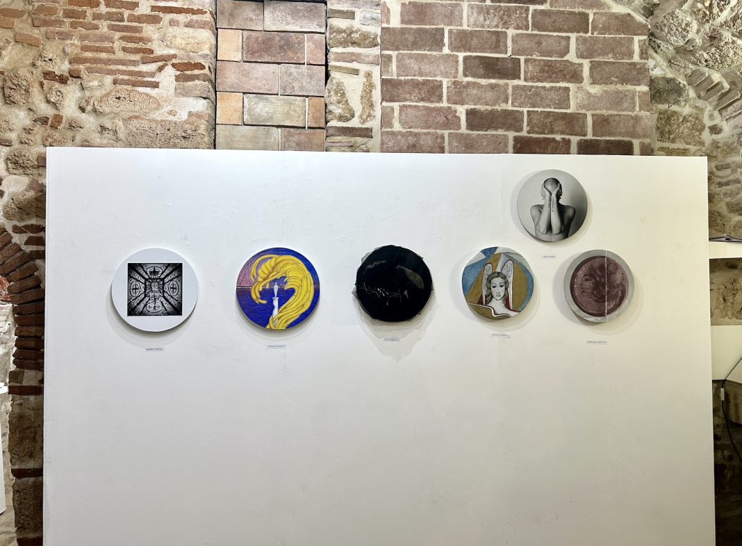 Dentro al Tondohttps://www.exibart.com/repository/media/formidable/11/img/18e/DENTRO-AL-TONDO_Galleria-Spaziografico_1-1068x785.jpg