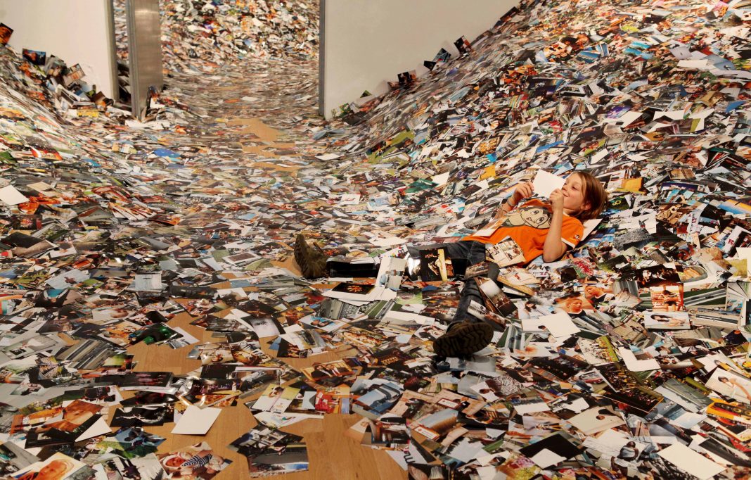 Erik Kesselshttps://www.exibart.com/repository/media/formidable/11/img/190/24hrs-of-photos_erik-kessels-copy-1068x682.jpg