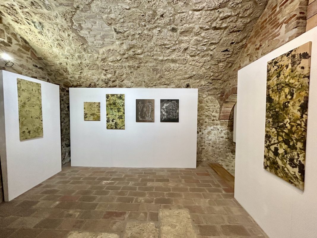 Luca Caciagli – Linogrammihttps://www.exibart.com/repository/media/formidable/11/img/19f/Luca-Caciagli_LINOGRAMMI_Galleria-Spaziografico_Massa-Marittima_132fc-1068x801.jpeg