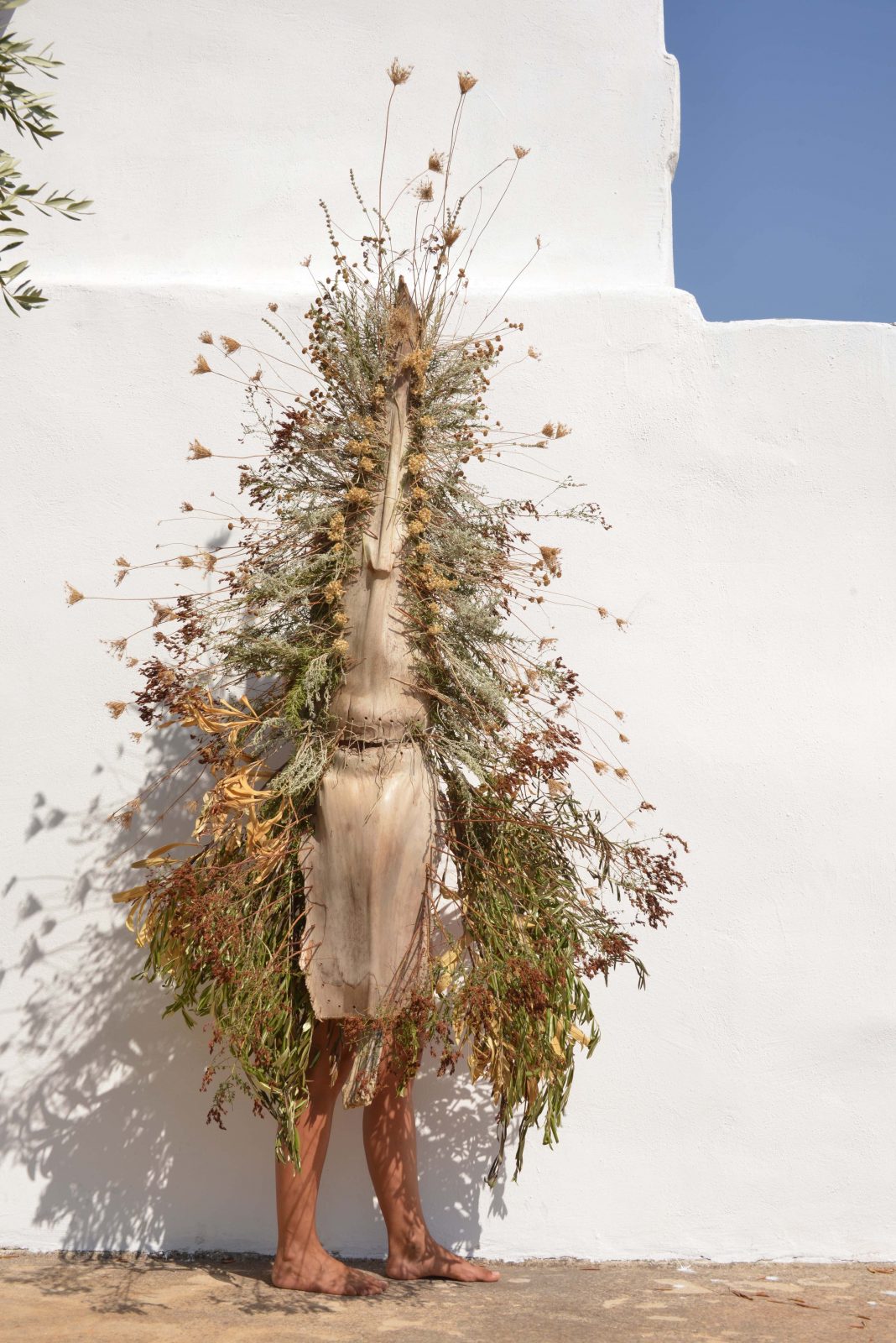 Cosimo Terlizzi – Dal giardino. Riconciliarsi con il selvaticohttps://www.exibart.com/repository/media/formidable/11/img/1d9/ARIDA-RAGGIANTE_Cosimo-Terlizzi-2019-copia-1068x1600.jpg