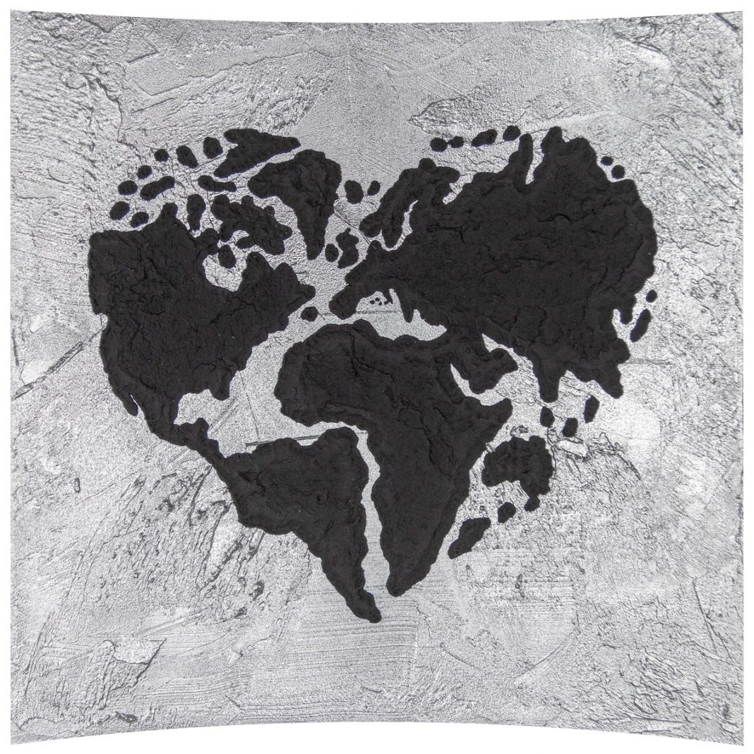 Laura Mircea – Tra derive e movimentihttps://www.exibart.com/repository/media/formidable/11/img/20b/Laura-Mircea-Mondo-a-Cuore-2025-polvere-di-roccia-vulcanica-e-foglia-argento-su-pannello-introflesso-cm-50x50-1068x1068.jpg