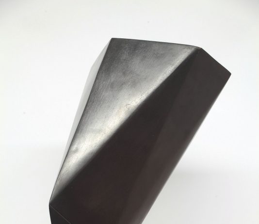 B/N: una collettiva tra luce e materia