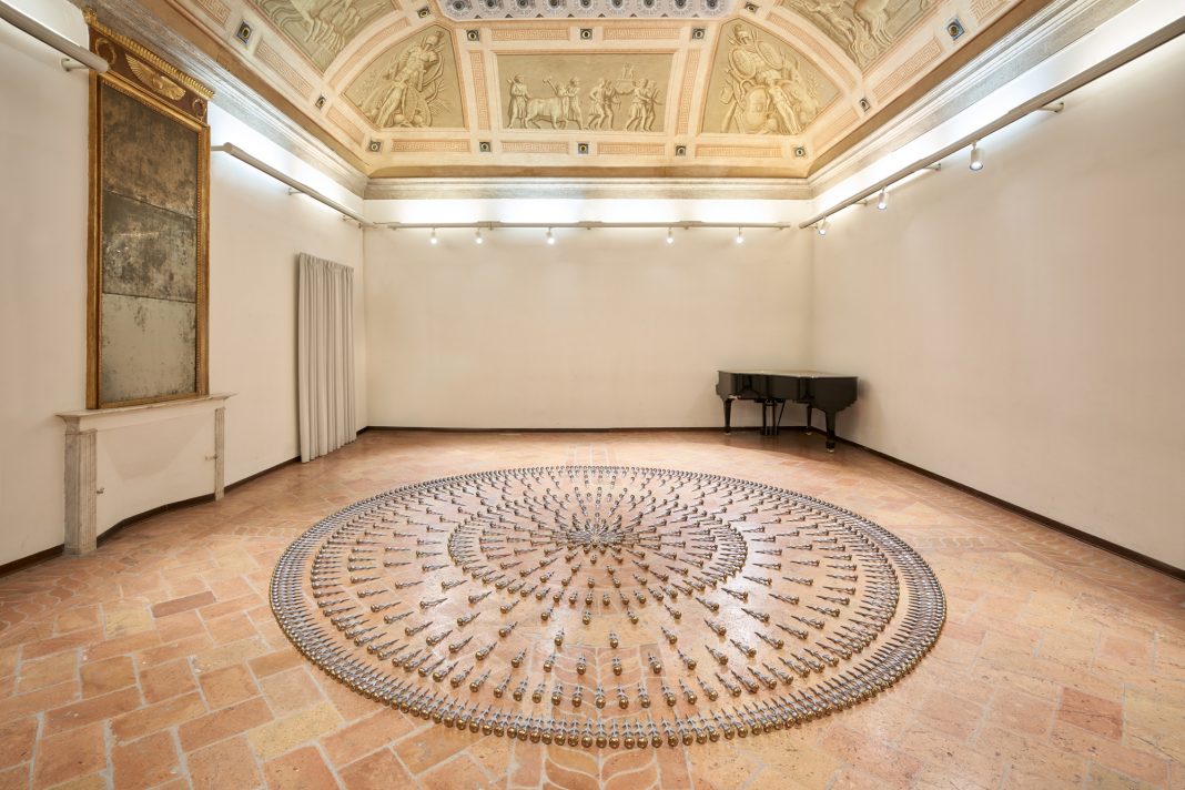 Gianni Moretti – Anna – Monumento all’Attenzione (promessa)https://www.exibart.com/repository/media/formidable/11/img/24a/Simile-ad-un-riverbero-Small-1068x712.jpg