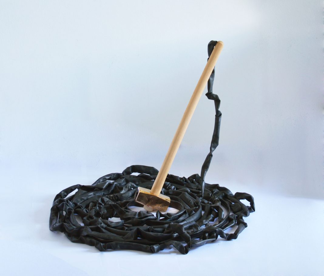 Federica Zianni – Paradoxahttps://www.exibart.com/repository/media/formidable/11/img/25c/Knock-the-door-down-2020-bronzo-legno-e-camera-daria-100x100x70-cm-1068x909.jpg