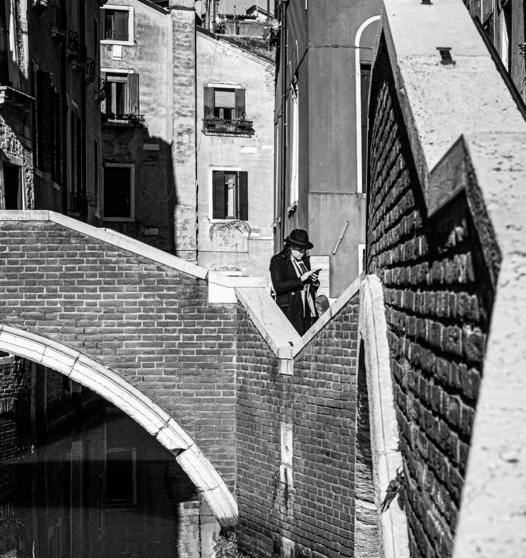Andy Parker – VENICE. Street geometry – Mostra fotograficahttps://www.exibart.com/repository/media/formidable/11/img/26f/Geometry_bridge_1-low-1068x1132.jpg