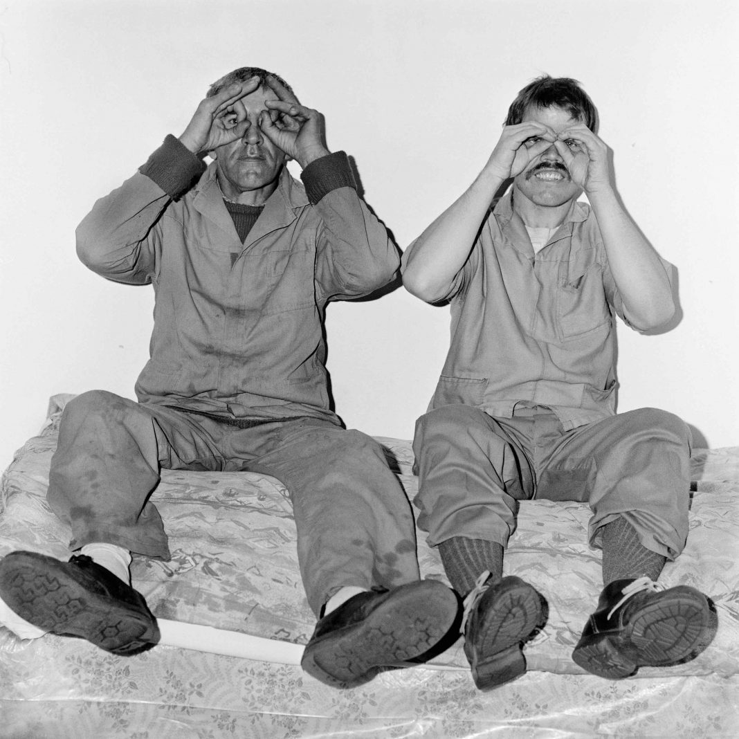 Roger Ballen – The Place of the Upside Downhttps://www.exibart.com/repository/media/formidable/11/img/2e6/Peeping_1998-1068x1068.jpg