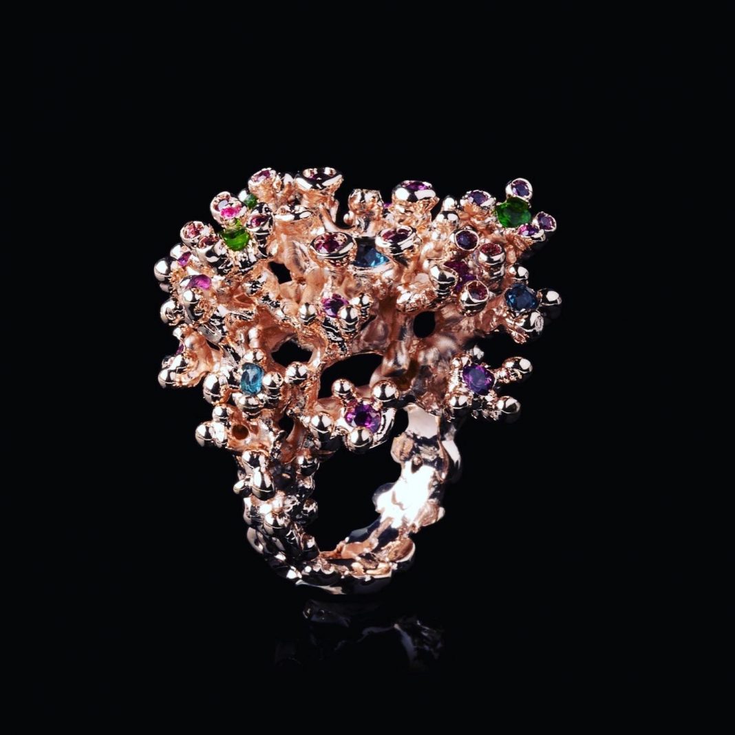 Patricio Parada – Corina Rhapsodyhttps://www.exibart.com/repository/media/formidable/11/img/2e7/“-Corina-Power-Flower”_anello-in-argento-bagnato-in-oro-18-carati-topazio-london-rodolite-ossido-di-cromo-1068x1068.jpeg