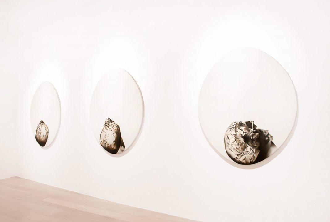 Alberto Colliva – L’inganno dell’immaginehttps://www.exibart.com/repository/media/formidable/11/img/2ec/3-Installation-view-Studio-la-Linea-Verticale-Alberto-Colliva-senza-titolo-120x100-cm-cad-1998-min-1068x720.jpg