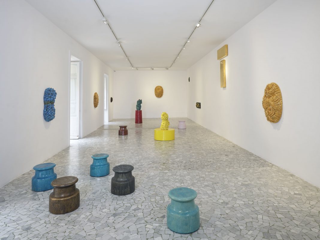 Johan Creten, Tremore Essenzialehttps://www.exibart.com/repository/media/formidable/11/img/2f0/JC_2025_Tremore-Essenziale_exhibition-view-1-1068x801.jpg